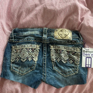 Miss me shorts! - De var alldeles för små, en defekt på framsidan som går att sys ihop. Knappen till shortsen är inte där. Materialet är rätt så skört så ingen stretch. Midjemått tvärs över är 32cm.