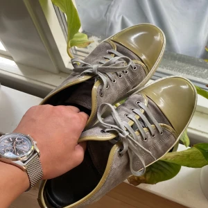 Lanvin skor - Tjena, säljer gröna lanvin i storlek uk9 tyvärr utan box, vid frågor och funderingar är det bara att höra av sig, pris kan diskuteras, byten kan vara intressant