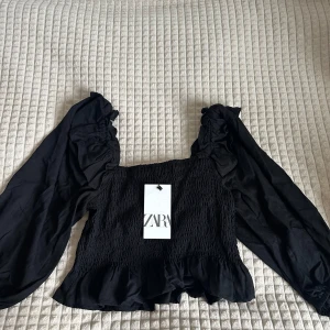 Blus från zara  - Oanvänd med prislapp kvar.  Storlek M men passar S. 