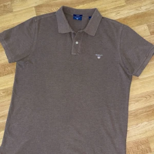 Gant Piké  - Gant piké köpt på NK i Stockholm. Köpte fel storlek men orkade inte lämna tillbaka 😅. Köptes för runt 600kr. Jätte fin och använd runt 3 gånger. Passar till mycket speciellt nu på sommaren. Hör av er vid mer frågor 😁