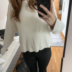 Vit ribbad tröja - Säljer denna superfina vita ribbade tröja. Den är perfekt för både höst och vinter och går att klä upp och ner med kjol eller jeans. Funkar också perfekt som en mysig tröja att ha hemma. Sparsamt använd men i mycket bra skick!🫶🏻
