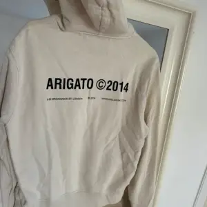 Beige Axel Arigato hoodie  Storlek M  Mycket bra skick!  Använd väldigt sparsamt 