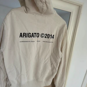 Axel Arigato hoodie  - Beige Axel Arigato hoodie  Storlek M  Mycket bra skick!  Använd väldigt sparsamt 