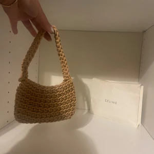 Mini bag - Lite mini väska som är virkad  Super söt detalj utomlands eller i Sverige till din sommar outfit eller klubb outfit  Får plats med läppglans korthållare och mobil kanske något mer 