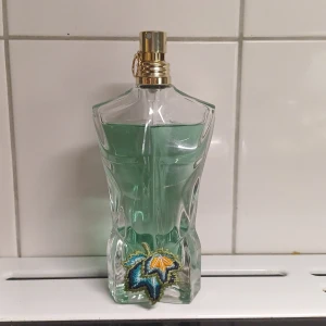 Säljer paradise garden  - Paradise garden jean paul gaultier 70 ml kvar typ fin sommardoft köpt från sephora.