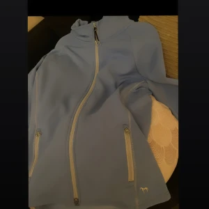 Ljusblå kofta från crw säljes  - Ljusblå kofta från crw säljes i storlek M. Endast använd ett fåtal gånger, skicket är bra🙏. Nypris: 499 kr. Mitt pris: 230 kr✨