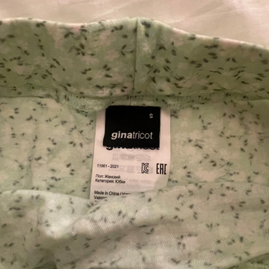 Grön blommig kjol från Gina Tricot - 90