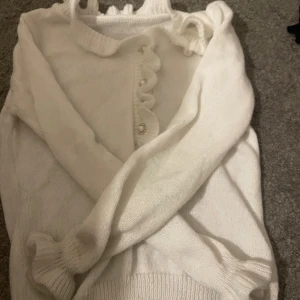 fin stickad tröja med fina detaljer  - fin stickad tröja med fina detaljer  fint skick endast testad 