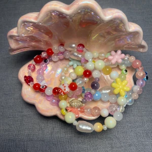 GUL crazy bead💛 - ”Crazy” bead armband i GULT. Kommer finnas 6 olika annonser för varje färg så va noga med att kolla vilken annons du köper🥰 35kr styck!