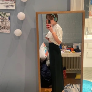 Svarta vida byxor - Säljer ett par mörkgröna vida kostymbyxor. De är högmidjade och har en loose passform. Perfekta för både vardag och fest! Byxorna är i nyskick och väldigt bekväma att ha på sig. byxorna är oanvända och har kvar prislapp! de är från zara