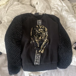 Glorious gangsta tröja  - Bra skick inga defekter den är lite dammig då den bara legat i garderoben länge. Storlek passar till ortenstil osv 