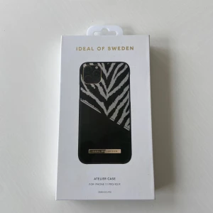 Zebramönstrat mobilskal från Ideal of Sweden - Säljer ett snyggt mobilskal från Ideal of Sweden för iPhone 11 Pro/XS/X. Aldrig använt då det inte passade så helt nyskick