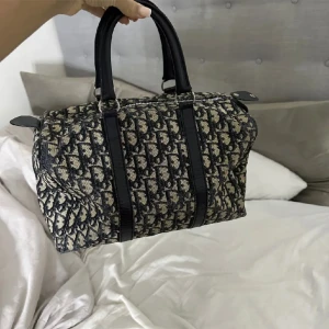 Dior väska - Intressekoll på min dior bowling bag ❣️❣️såklart äkta, köpt på mintino💕kom priv för kvitto. Har en jätte liten beige fläck , kom priv för bild, inget man ser eller tänker på ALLS