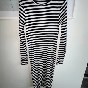 Randig tajt klänning🖤🤍 - Klänningen är använd 2-3 gånger så den är som ny! Vet tyvärr inte var den är köpt då det var längesen!