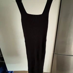 Svart midiklänning - Från hm, bra skick. Ingen etikett pga av obekväm 
