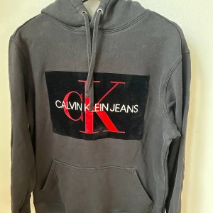 Tjocktröja Calvin Klein - Bra skick. Strl M