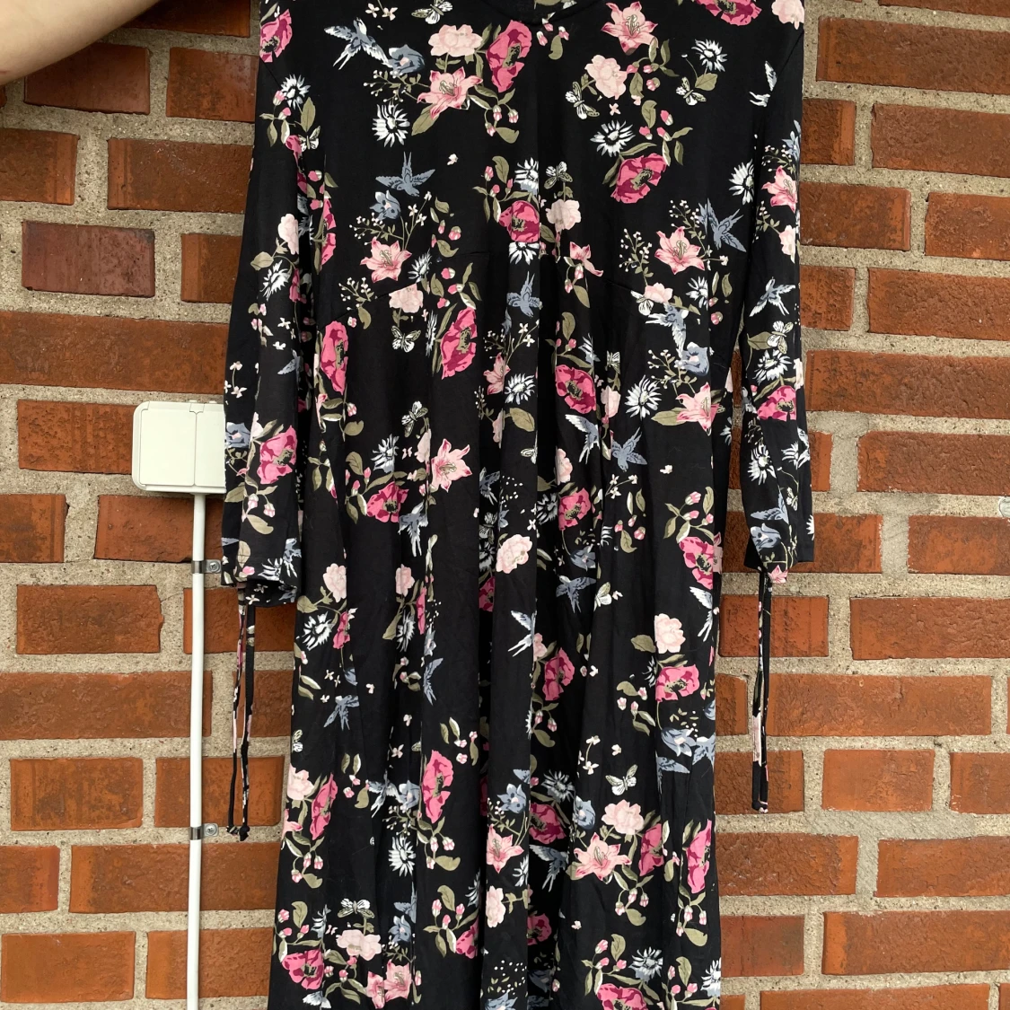 Vacker klänning med blommönster. Cellbes. Strl 46/48