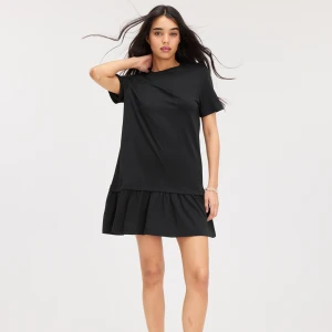 Oanvänd klänning från monki!!  - Säljer en oanvänd klänning från monki pga jag glömde skicka tillbaka paketet i tid. Storlek S. Pris kan diskuteras.  Nypris: 249kr  Säljer: 180kr 