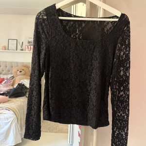 spets tröja  - spets tröja från bikbok, knappt använd 