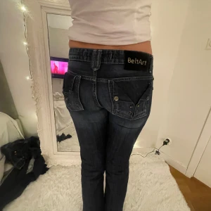 Lågmidjade jeans  - Jätte fina jeans nästan oanvända. Midja 40cm och totala längden 110cm💓