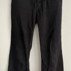 svarta low waist jeans - säljer dessa då dom är för pösiga på mig. 