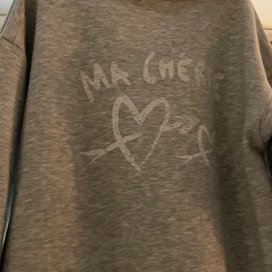 Ma chéri hoodie - Säljer denna hoodie från Gina Young, de står ma chéri på ryggen, använt en gång så väldigt bra skick!💖
