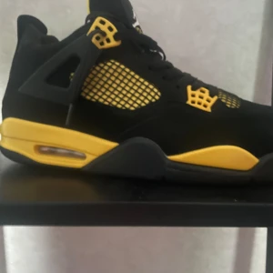 Jordan 4s yellow thunder  - Hejsan! Jag säljer nu mina jordan 4s yellow thunder då dem inte passar längre dom är i väldigt bra skick har används minst 3 gånger 