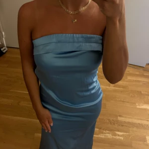 Satinklänning ljusblå - Ljusblå satinklänning från Shein! Köpte fel färg! Aldrig använd.