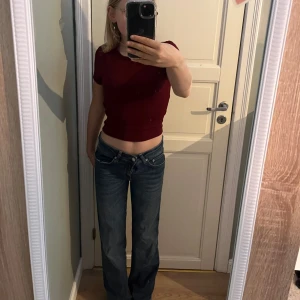 Lågmidjade botcut jeans från lager 157 - Jag är 163 och dom sitter perfekt i längden bara använda fåtal gånger