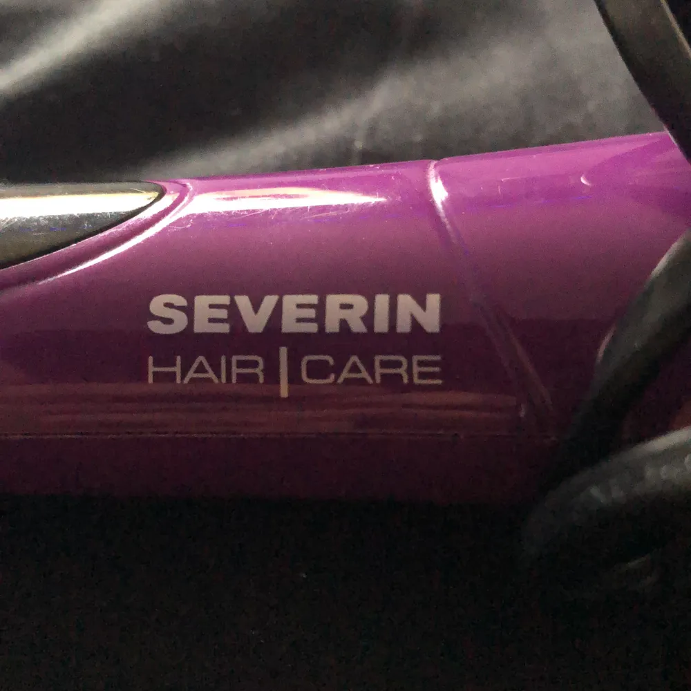 Säljer en lila locktång från Severin Hair Care. Den har en svart och lila design med en röd indikatorlampa och en temperaturinställning på 210 grader. Perfekt för att skapa snygga lockar till fest eller vardag. Använd några gånger men fungerar utmärkt!. Accessoarer.