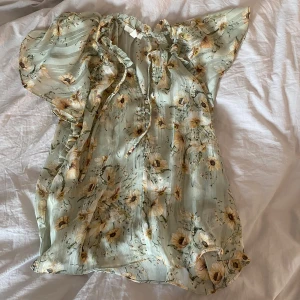 Blus - Så söt blus med massa fina detaljer! Lite genomskinlig