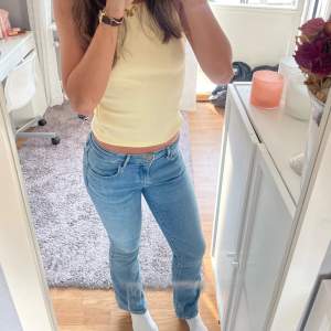 Säljer mina lågmidjade bootcut jeans då de är för små, de är väldigt snygga! Jag är 175cm lång för referens💕 Storlek: W27 L30