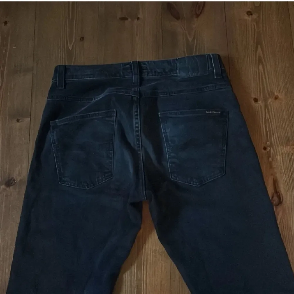 Säljer dessa nudie jeans som är nästan helt nya. Knappt använda och i superfint skick,ö. Inhandlade på NK och kvitto finns även. Vid fler frågor eller funderingar är det bara att höra av sig. Storleken är 30/32 och modellen är ca 180 cm lång.. Jeans & Byxor.