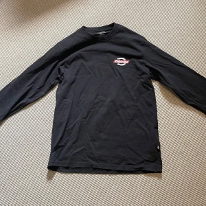 Dickies Longsleeve - Loose fit longsleeve från Dickies, använd endast 3 ggr, inga defekter. Hör av dig vid minsta fundering! 