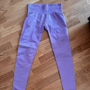 Leggings NVGTN - Ett par leggings från NVGTN i fint skick, knappt använda. Storlek M och köparen står för frakten. Är lila.