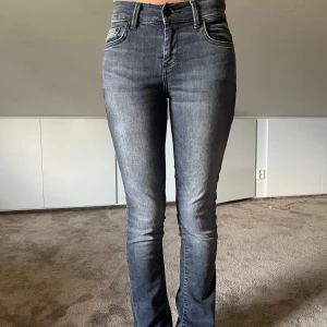 Low rise bootcut LTB jeans - LTB jeans, lite korta på mig som är runt 163 men annars mycket sparsamt använda. 