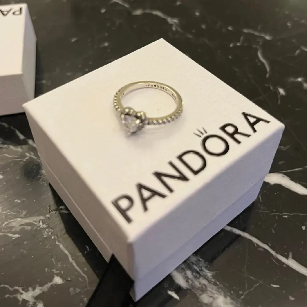 Säljer min Pandora ring som inte kommer till användning 🩵 box följer med skriv för funderingar! Tryck inte på köp nu!!!. Accessoarer.