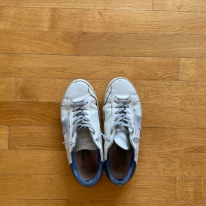 Golden Goose Superstar  - Tja! Säljer dessa slitna golden goose då dem ej kommer till användning längre, skick enligt bilder, defekter syns på bild 4 & 5, därav det låga priset. Pris kan diskuteras vid snabb affär!