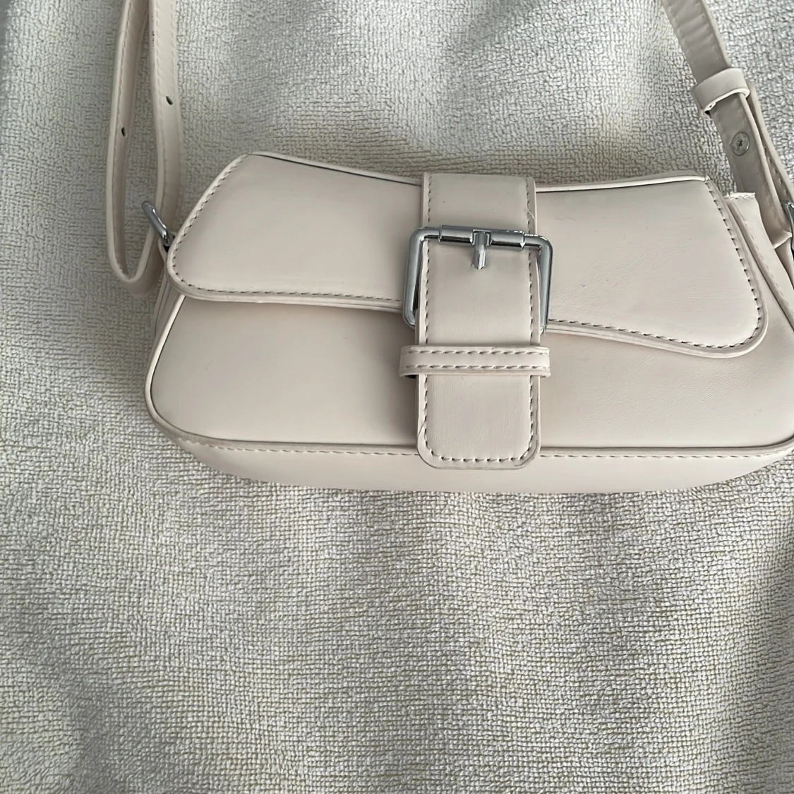 Beige axelväska med spänne