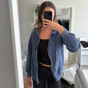 Zip hoodie  - Blå zip hoodie ifrån Ginatricot. Storlek xxs. Oversize modell men sitter som normal. Använt nån gång