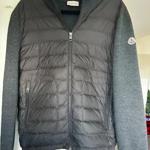 Moncler cardigan  - Säljer nu denna eftertraktade moncler cardigan i storlek S då den börjar bli för liten. Har använts väldigt försiktigt så den är bra skick! Köpt från haiendo shop för 5200, digitalt kvitto finns. Självklart äkta! Möts gärna upp i centrala Stockholm