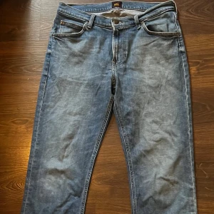 Lee west jeans - Lee west jeans i storlek w31 L32 men sitter mer som w32. Måste tyvär sälja då dem inte passar längre, hör av er vid frågor!