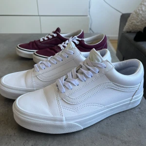 Helt nya vans - Säljer ett par snygga och fräscha vita sneakers från Vans. De är i nyskick(endast testade). Perfekta för både vardag och fest! 🏃‍♂️✨