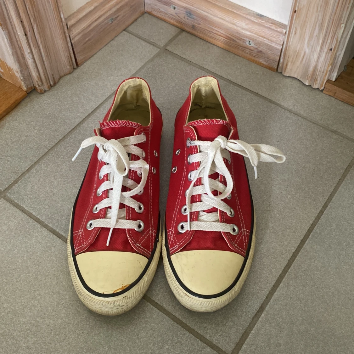 Röda Converse sneakers