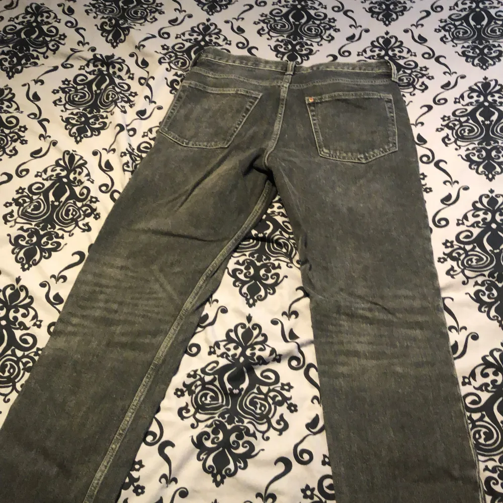 Det är ett par mörk gråa jeans ifrån hm slim fit. Oanvända och i bra skick. Storlek 29/32.. Jeans & Byxor.