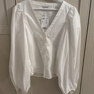 Blus / skjorta med ballongärm - Jättefin blus / skjorta med ballongärm inom man knyter en rosett på i ärmens slut. Prislapp kvar!