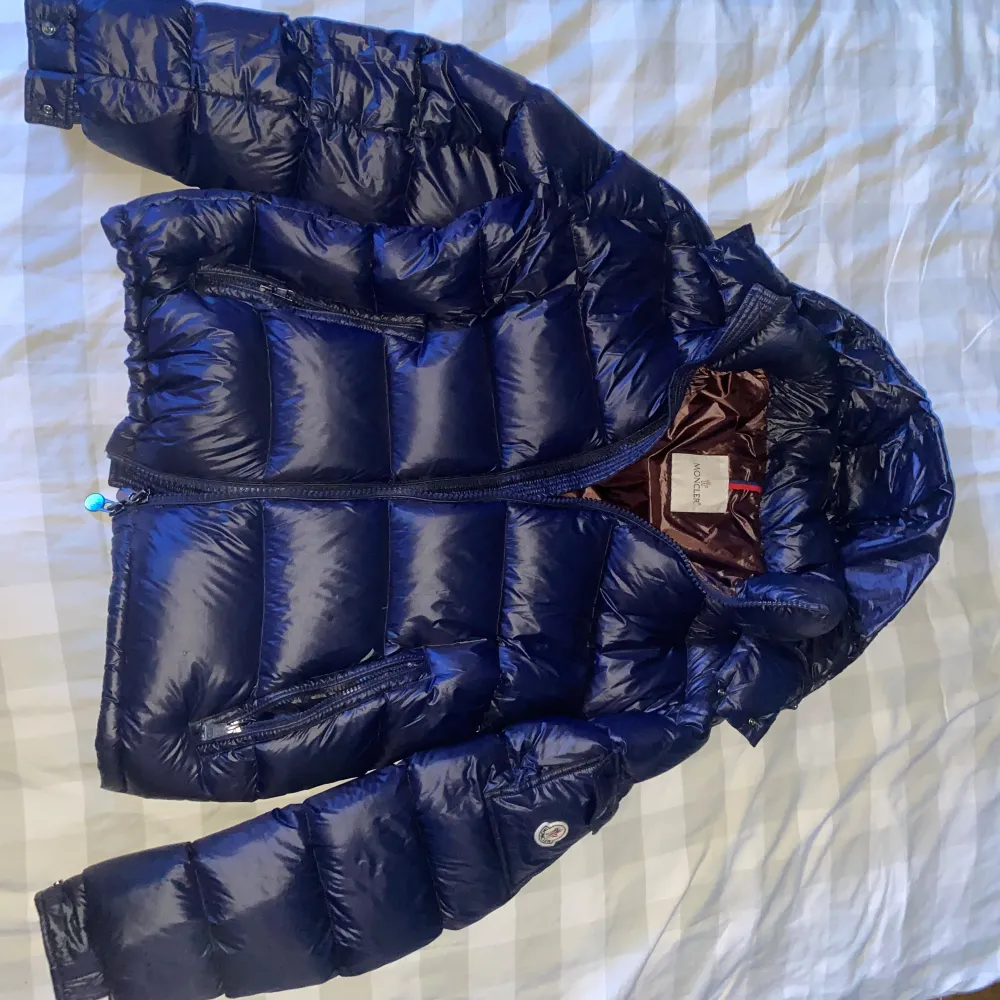 Hej! Säljer denna moncler maya i Navy blå i storlek XL. Allt skannar och Inge fel på den, perfekt till sesångerna som kommer upp. Jackor.