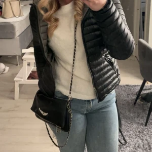 Zadig väska  - Säljer min fina zadig väska då den tyvärr inte kommer till användning💗 Dust bag finns!