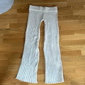 Väldigt låga mjukisar! - Omsydda till väldigt lowrise, säljer eftersom de är för korta❤️, innerben 72cm o midjan tvärs över är 35 plus att det är stretchiga pga mjukismaterialer. Sitter som Xs.