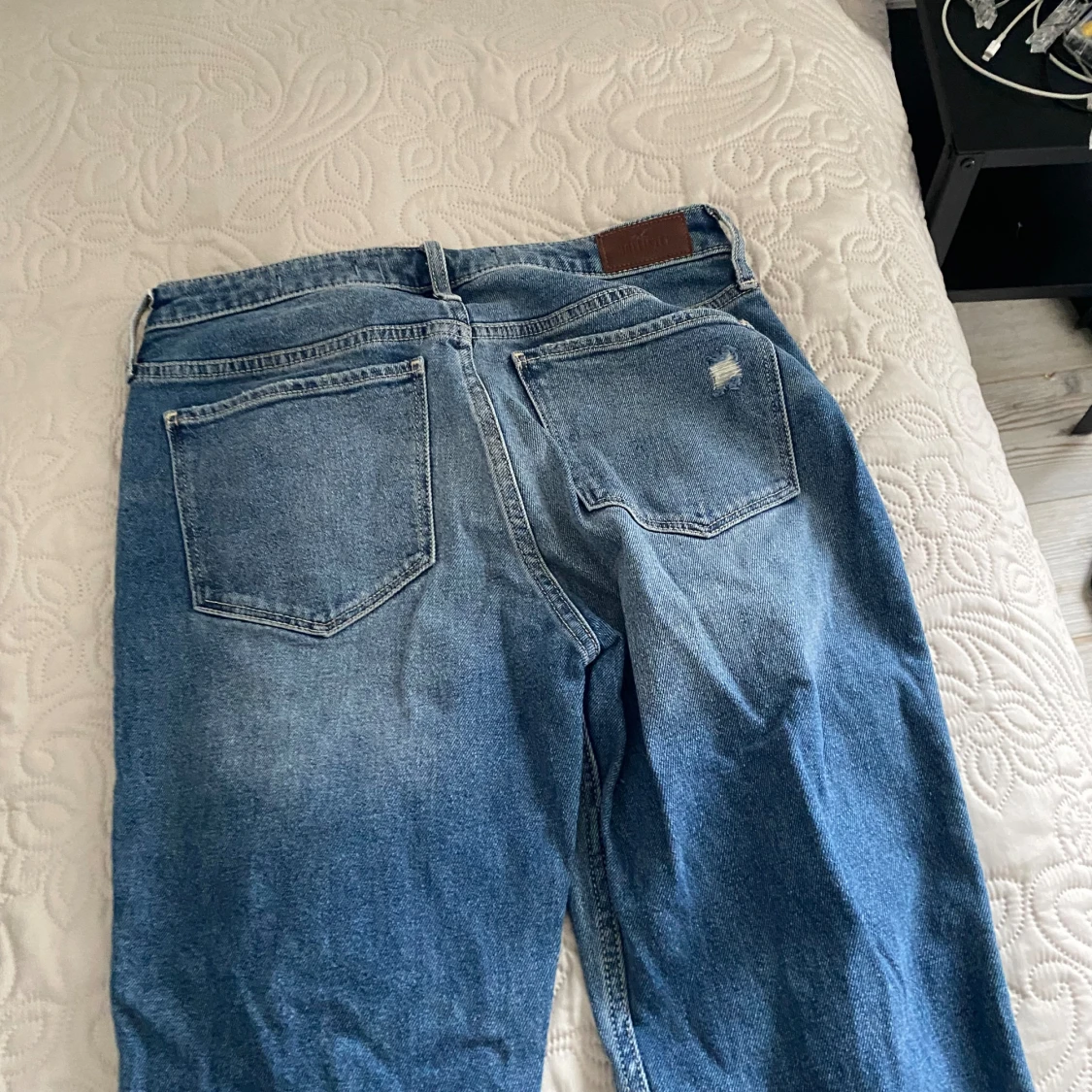 Blå jeans med slitningar - 90